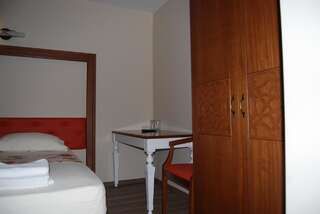 Отель Family hotel Hefes Хасково Двухместный номер с 2 отдельными кроватями и балконом-15
