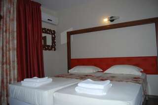 Отель Family hotel Hefes Хасково Двухместный номер с 2 отдельными кроватями и балконом-20